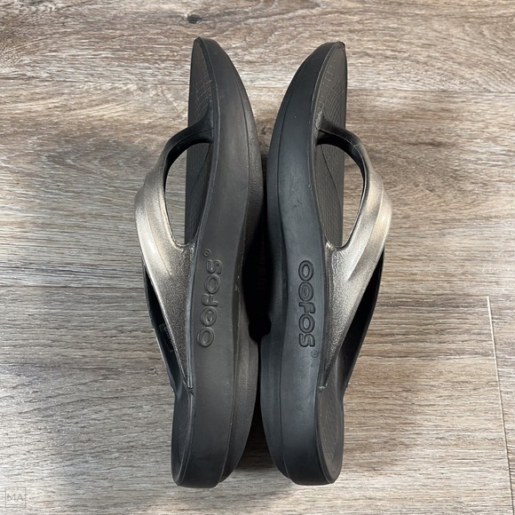 Oofos Women's Ooriginal Slippers Sandals Recovery Flip Flops 9	Blk/Metallic Gray - Picture 7 of 8